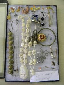 lot 2 image: FANTASTIC COLLECTION OF VINTAGE JEWELERY & MORE - VALUED AT OVER $800.00 - IN CASE - AWESOME PIECES - SEE PICTURES