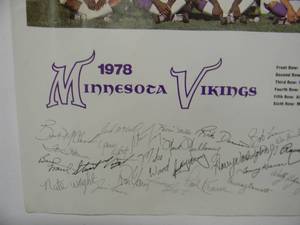 lot 22 image: VINTAGE ORIGINAL 1978 MINNESOTA VIKINGS TEAM PHOTO ADVERTISING POSTER - RARE - GREAT ORIGINAL PIECE - APPROX 24 By 18 - SEE PICTURES