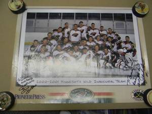 lot 30 image: ORIGANAL 2000-2001 MINNESOTA WILD INAUGURAL TEAM PHOTO DOUBLE SIDED POSTER - RARE - FANTASTIC ORIGINAL PIECE - APPROX 24 By 18 - SEE PICTURES