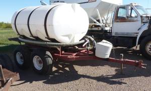 1,000 gallon poly tank on running gear, with pump and motor