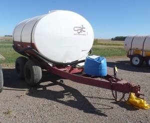 1,300 gallon poly tank on running gear, with pump and motor