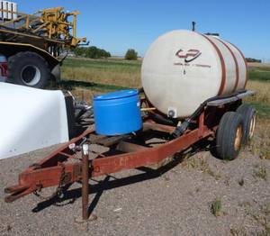 750 gallon poly tank on running gear, with pump and motor