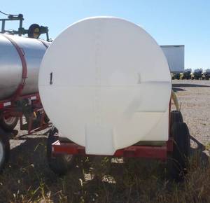 1,000 gallon poly tank on running gear, with pump and motor
