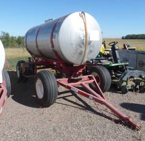 1,000 gallon steel tank on running gear, with pump and motor