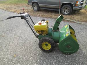 John Deere 826 two-stage gas powere...
