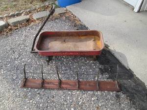 Vintage Radio Flyer wagon (no wheel...