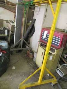 Heavy duty lawnmower hoist on sturd...