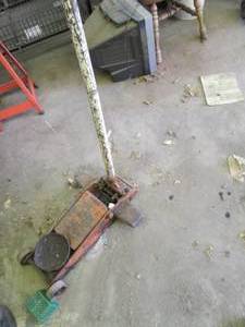 2-ton hydraulic floor jack...