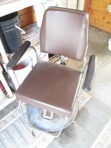 Hydraulic lift barber or beauty sho...