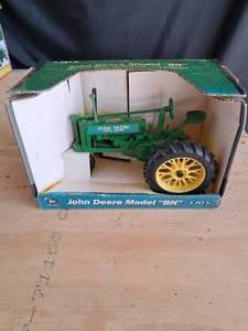 lot 3 image: Ertl John Deere Model BN Tractor 116 Scale