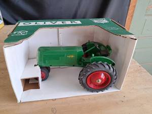 lot 4 image: Spec-Cast Oliver 70 Row Crop Tractor 116 Scale