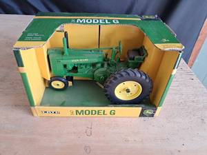 lot 10 image: Ertl John Deere 1947 Model G Tractor 116 Scale