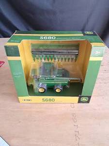 lot 13 image: Ertl John Deere S680 Combine 164 Scale