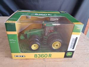 lot 15 image: Ertl John Deere 8360R Prestige Collection Tractor 132 Scale