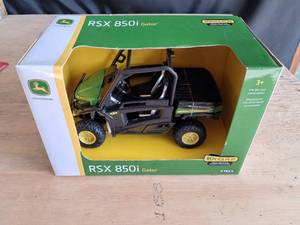 lot 18 image: Ertl John Deere RSX 850i Gator 116 Scale
