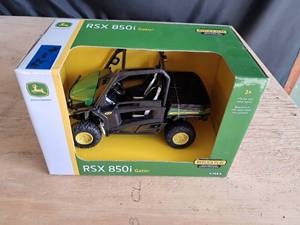 lot 19 image: Ertl John Deere RSX 850i Gator 116 Scale