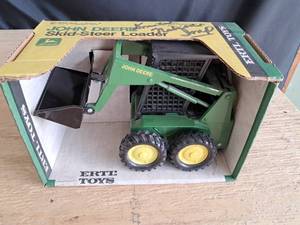 lot 21 image: Ertl John Deere Skid Steer Loader 116 Scale