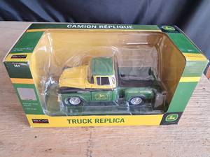 lot 22 image: Spec-Cast John Deere Truck Replica 125 Scale