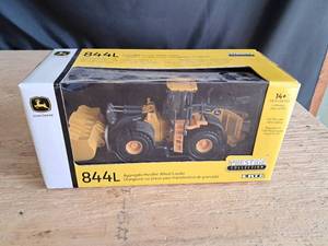 lot 24 image: Ertl Prestige Collection John Deere 844L Wheel Loader 150 Scale