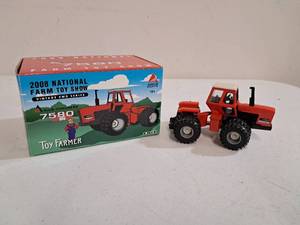 lot 28 image: Ertl Allis Chalmers 7580 Vintage 4wd Tractor 164 Scale