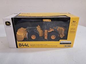 lot 30 image: Ertl John Deere 844L Aggregate Handler Wheel Loader Prestige Series 150 scale