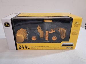 lot 31 image: Ertl John Deere 844L Aggregate Handler Wheel Loader Prestige Series 150 Scale