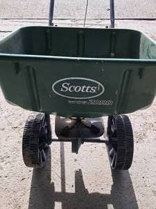 lot 57 image: Scotts Speedy Green 2000 Broadcast Spreader