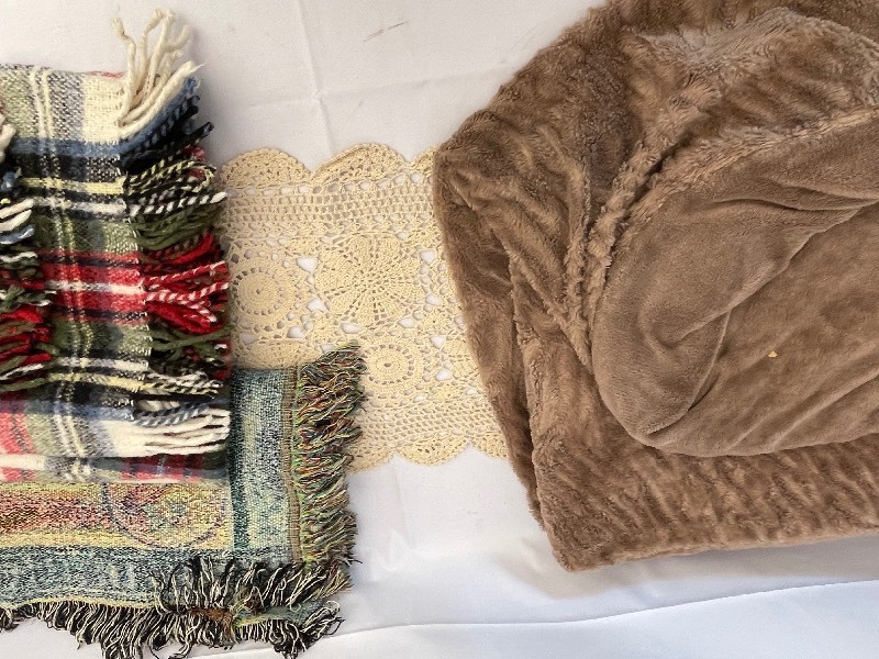 lot 95 image: Collection of Blankets.