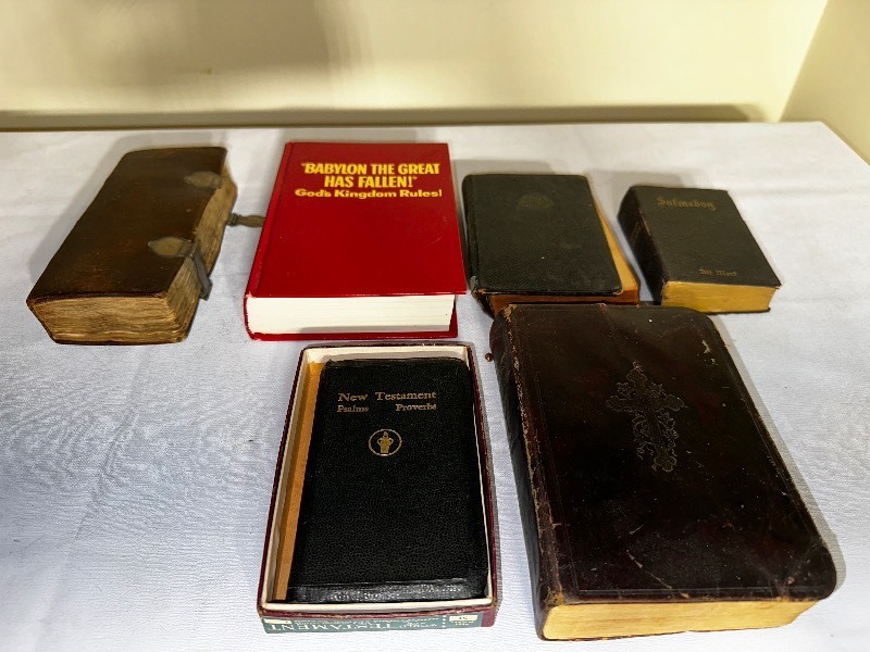 lot 1001 image: Variety Of Vintage And Antique Bibles And Some Books In English And Norwegian