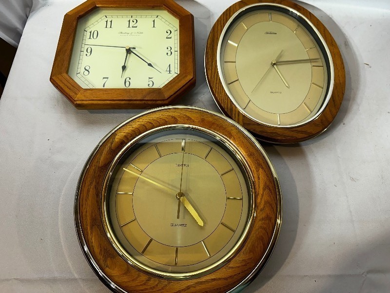 lot 533 image: Variety of Clocks as Seen in Photo.