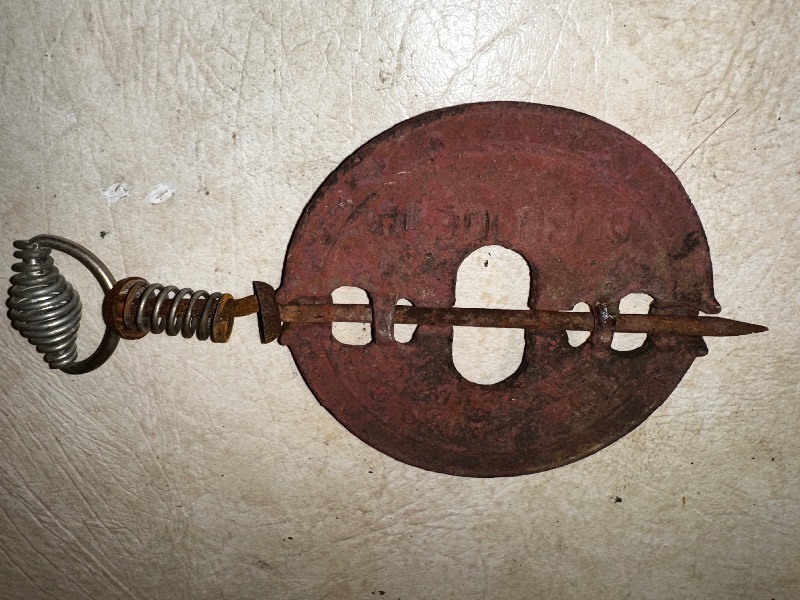 lot 672 image: Antique Griswold 5 New American Reversible Steel Spindle