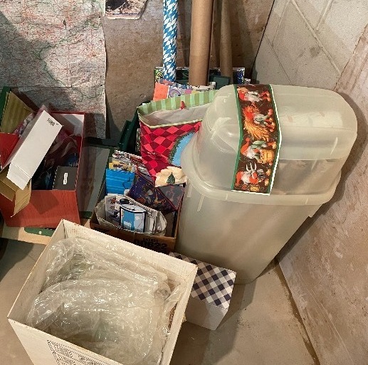 lot 771 image: Wrapping Paper, Gift Bags - As Seen In Photo