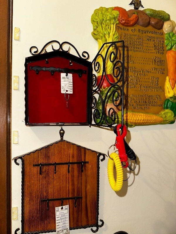 lot 850 image: Variety of Key Holders and Decor