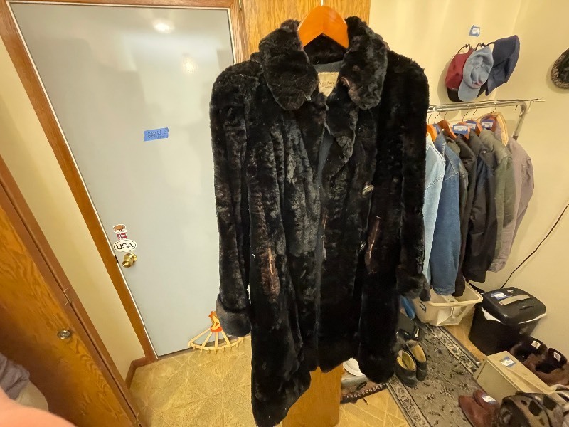 lot 865 image: Albrecht Furs Vintage Fur Coat