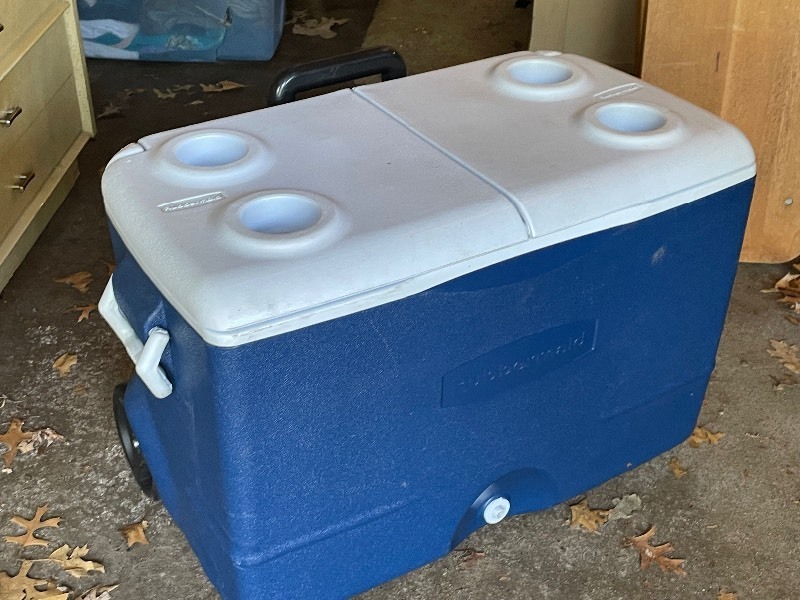 lot 918 image: Rubbermaid Split Top Cooler With Can Holders And Wheels Missing Plug