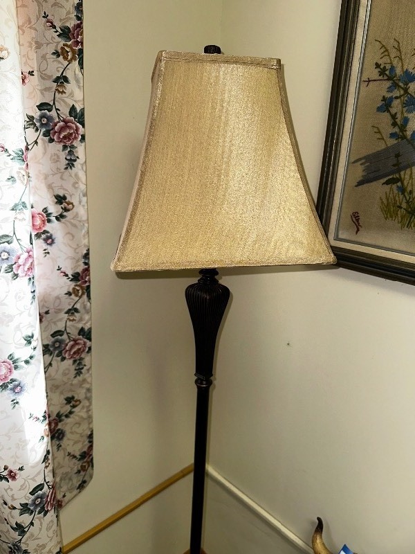 lot 435 image: Vintage Floor Lamp.
