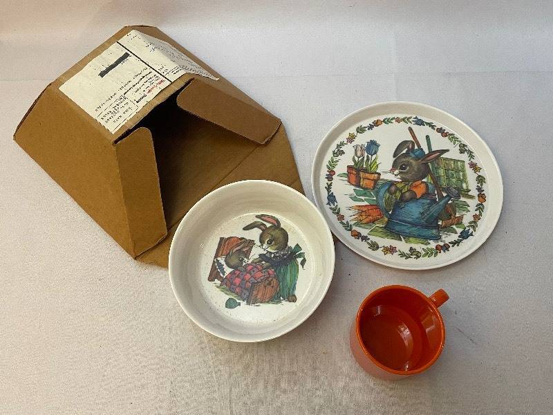 lot 763 image: Vintage Childrens Rabbit Dishes Set