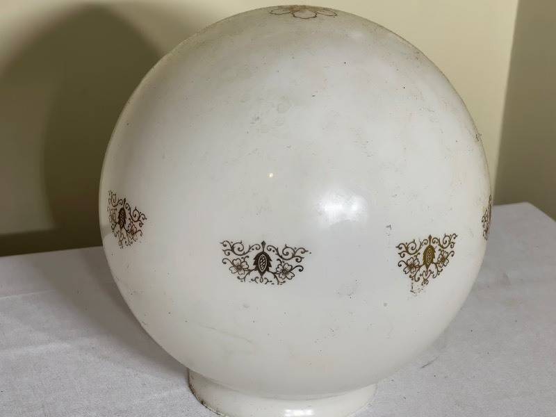 lot 1023 image: Vintage Glass Globe Light Shade