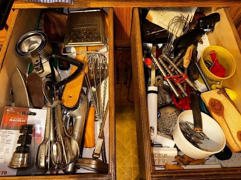 lot 637 image: Two Drawers Full of a Variety of Kitchen Utensils
