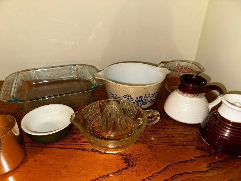 lot 654 image: Various Vintage Serving pieces and kitchen wares