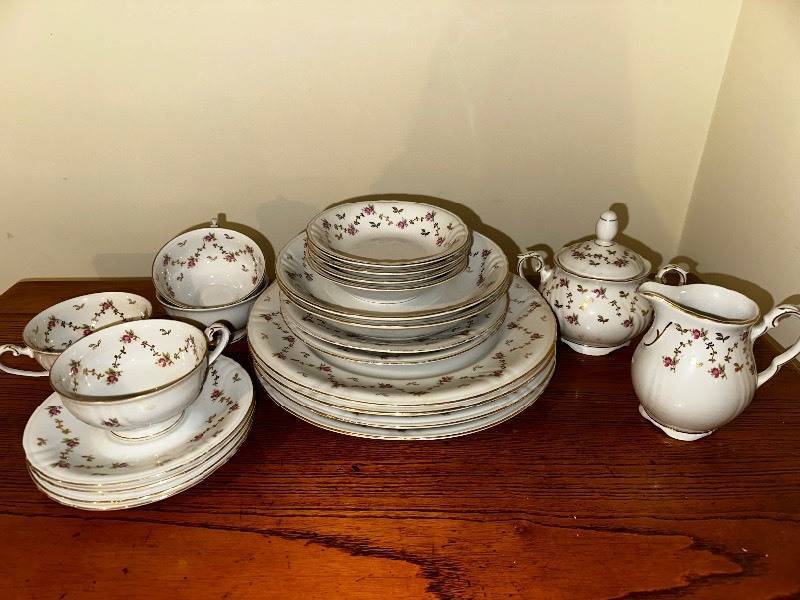 lot 656 image: Winterling Porcelain Kitchenware, German - 4 Plates, 4 Soup Bowls, 4 Fruit Bowls, 4 Cups, 4 Saucers, Sugar and Creamer