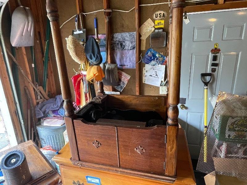lot 914 image: Antique Singer Sewing Machine In Compact Table. One Leg On Table needs to be reattached. Measuring 20 Inches x 17 Inches x 31 Inches