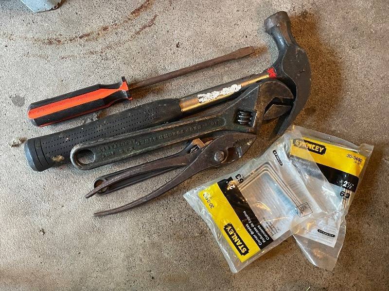 lot 937 image: Various Hand Tools As Seen In Photo