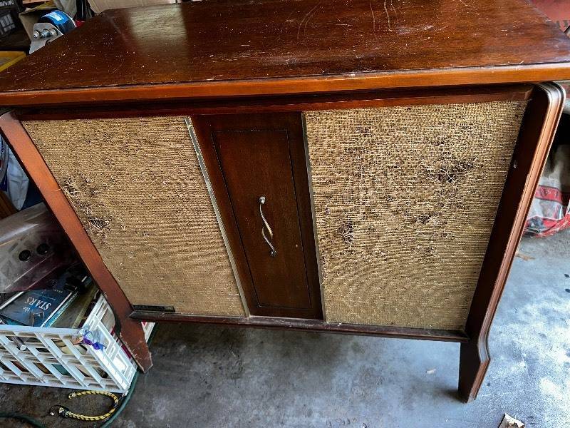 lot 949 image: Vintage Victrola RCA Victor Model IVE07