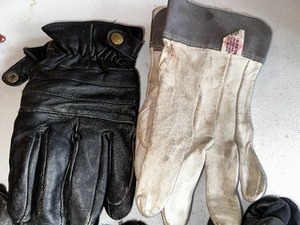 lot 960 image: Mens Leather Driving Gloves