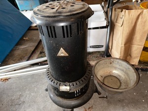 lot 980 image: Antique Perfection Oil Heater Estimated Value $125