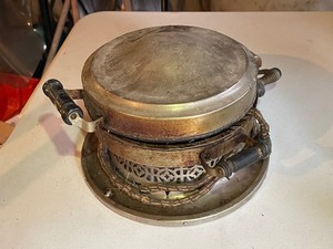lot 1004 image: Vintage Universal Electric Waffle Iron Maker