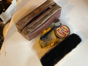 lot 1028 image: Esquire Travel Shoe Shine Kit