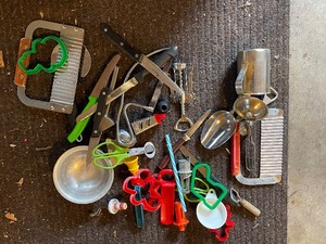 lot 1006 image: Variety of Kitchen Tools