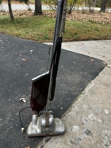 lot 985 image: Vintage General Electric Upright Vacuum